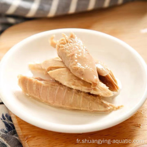 Morceau de thon à viande légère en conserve dans l&#39;huile de tournesol